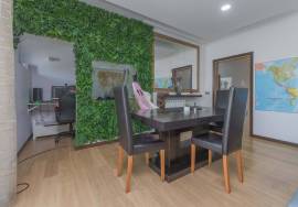 3 bedroom apartment with garage