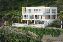 Aurora Luxury Villa with 4 Bedrooms