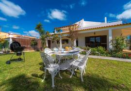 WINTER RENTALS - OUTUBRO24 TO ABRIL25 - Luxury 4 bedroom villa with pool, garden, barbecue - in Quarteira
