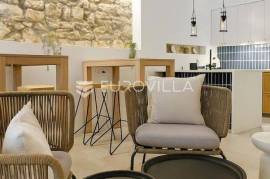 Pag, authentic stone house with 4-star rating in historic center, just 50m from the sea