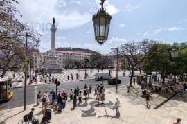 Commercial Space with 100m² and views of Carmo and Rossio