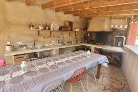 Villa To Refresh With 204 M2 Of Living Space On 1200 M2 Of Land With Swimming Pool In The Heart Of The Village. Great Potential