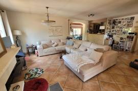 Villa To Refresh With 204 M2 Of Living Space On 1200 M2 Of Land With Swimming Pool In The Heart Of The Village. Great Potential