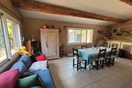 Villa To Refresh With 204 M2 Of Living Space On 1200 M2 Of Land With Swimming Pool In The Heart Of The Village. Great Potential