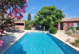 Villa To Refresh With 204 M2 Of Living Space On 1200 M2 Of Land With Swimming Pool In The Heart Of The Village. Great Potential