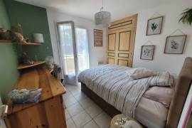 Villa To Refresh With 204 M2 Of Living Space On 1200 M2 Of Land With Swimming Pool In The Heart Of The Village. Great Potential