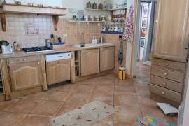 Villa To Refresh With 204 M2 Of Living Space On 1200 M2 Of Land With Swimming Pool In The Heart Of The Village. Great Potential
