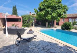 Villa To Refresh With 204 M2 Of Living Space On 1200 M2 Of Land With Swimming Pool In The Heart Of The Village. Great Potential