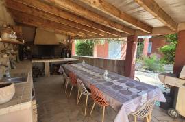 Villa To Refresh With 204 M2 Of Living Space On 1200 M2 Of Land With Swimming Pool In The Heart Of The Village. Great Potential