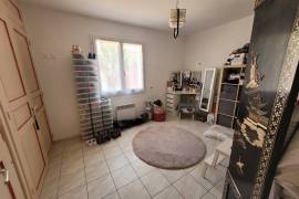 Villa To Refresh With 204 M2 Of Living Space On 1200 M2 Of Land With Swimming Pool In The Heart Of The Village. Great Potential