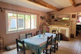 Villa To Refresh With 204 M2 Of Living Space On 1200 M2 Of Land With Swimming Pool In The Heart Of The Village. Great Potential