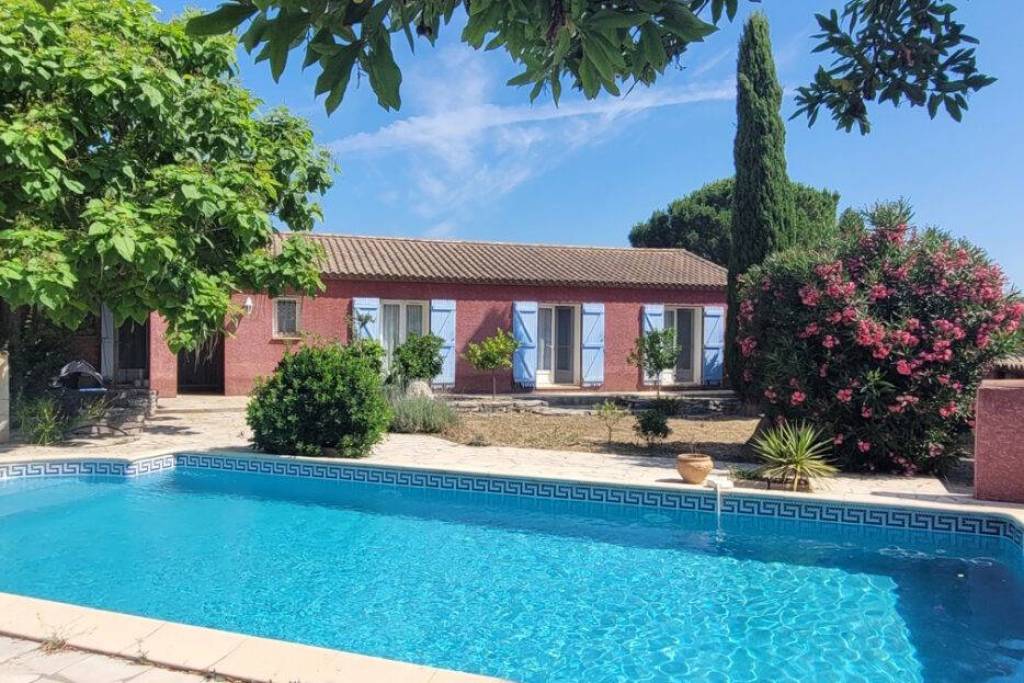 Villa To Refresh With 204 M2 Of Living Space On 1200 M2 Of Land With Swimming Pool In The Heart Of The Village. Great Potential