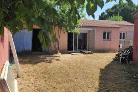 Villa To Refresh With 204 M2 Of Living Space On 1200 M2 Of Land With Swimming Pool In The Heart Of The Village. Great Potential