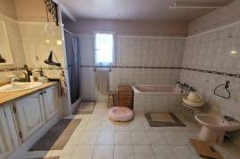 Villa To Refresh With 204 M2 Of Living Space On 1200 M2 Of Land With Swimming Pool In The Heart Of The Village. Great Potential