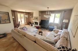 Villa To Refresh With 204 M2 Of Living Space On 1200 M2 Of Land With Swimming Pool In The Heart Of The Village. Great Potential