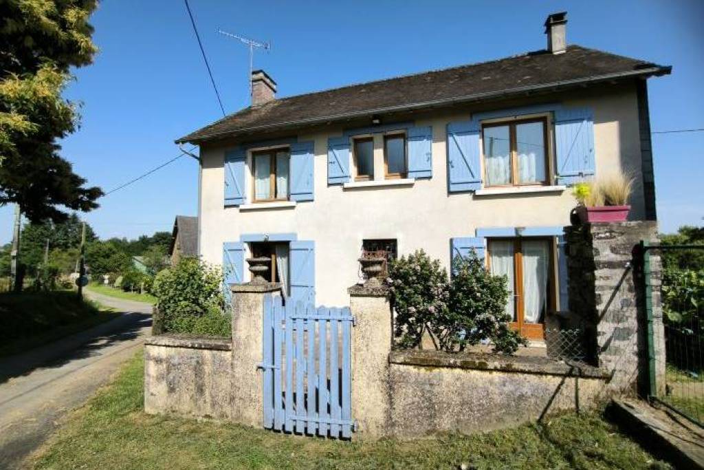 Detached Country House with Open Views and Barn
