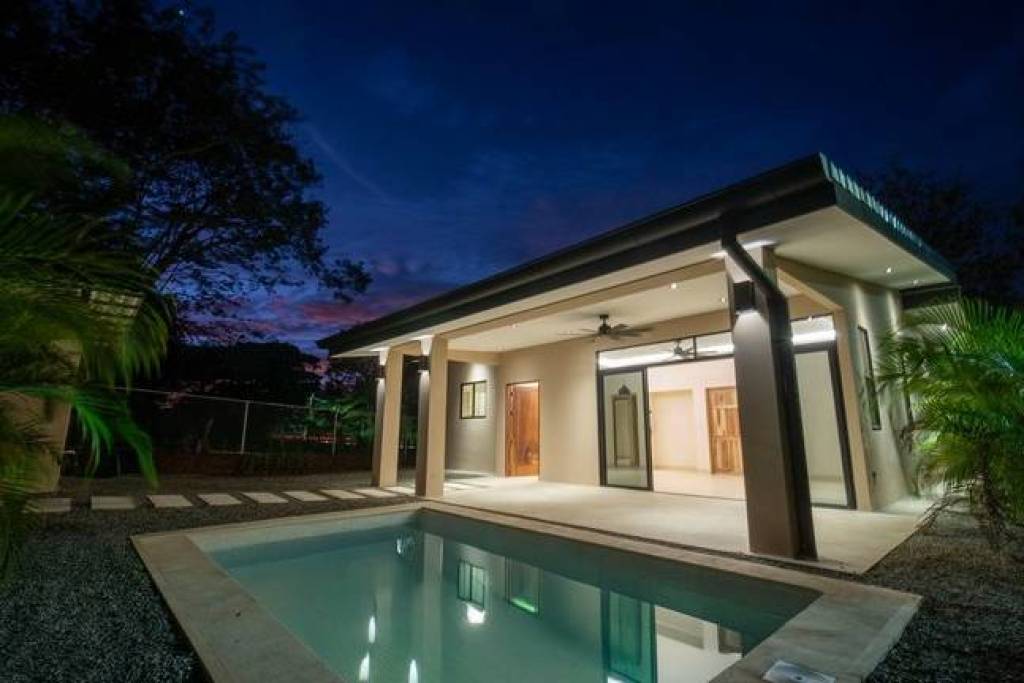 Casa Dos Rosas: Near the Coast House For Sale in Tamarindo