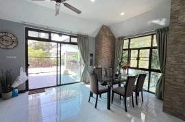 Royal Garden : Beautiful. Spacious 5 Bedroom Family Home