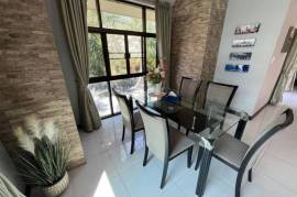 Royal Garden : Beautiful. Spacious 5 Bedroom Family Home