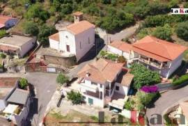 Casa singola con vista mare composta da 2 trilocali e un monolocale
