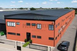 Renovated warehouse with 4,000 m² in Corroios
