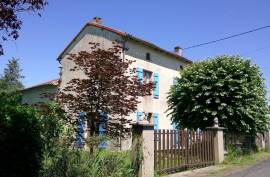 Detached Stone Property With 4 Bedrooms And A Beautiful Garden Of Over An Acre - €159570