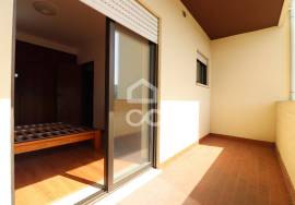 1 bedroom apartment with balcony on Av. Elisio de Moura.