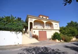 Four‑Bedroom Country Villa with Large Garage and Generous Land