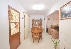 Four‑Bedroom Country Villa with Large Garage and Generous Land Four‑Bedroom Country Villa with Large Garage and Generous Land