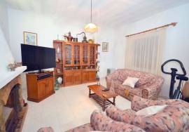 Four‑Bedroom Country Villa with Large Garage and Generous Land Four‑Bedroom Country Villa with Large Garage and Generous Land