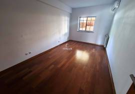 3 Bedroom Apartment with Patio and Barbecue – Quiet and Family Area