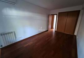 3 Bedroom Apartment with Patio and Barbecue – Quiet and Family Area