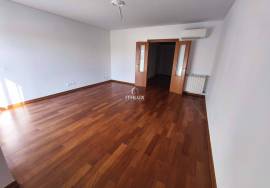 3 Bedroom Apartment with Patio and Barbecue – Quiet and Family Area