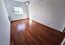 3 Bedroom Apartment with Patio and Barbecue – Quiet and Family Area