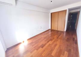 3 Bedroom Apartment with Patio and Barbecue – Quiet and Family Area