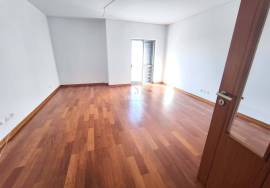 3 Bedroom Apartment with Patio and Barbecue – Quiet and Family Area