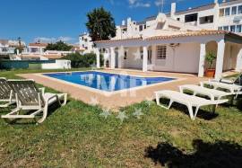 Four bedroom villa in central location in Albufeira