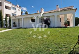 Four bedroom villa in central location in Albufeira Four bedroom villa in central location in Albufeira