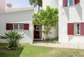 3-bedroom villa in a private condominium in Vilamoura, just 5 minutes from the Marina and the golf course. 3-bedroom villa in a private condominium in Vilamoura, just 5 minutes from the Marina and the golf course.