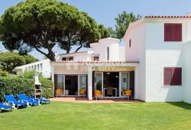 3-bedroom villa in a private condominium in Vilamoura, just 5 minutes from the Marina and the golf course.