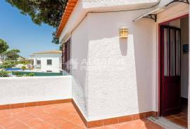 3-bedroom villa in a private condominium in Vilamoura, just 5 minutes from the Marina and the golf course. 3-bedroom villa in a private condominium in Vilamoura, just 5 minutes from the Marina and the golf course.