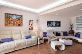 3-bedroom villa in a private condominium in Vilamoura, just 5 minutes from the Marina and the golf course. 3-bedroom villa in a private condominium in Vilamoura, just 5 minutes from the Marina and the golf course.