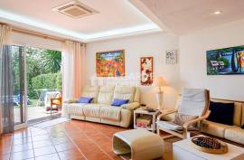 3-bedroom villa in a private condominium in Vilamoura, just 5 minutes from the Marina and the golf course. 3-bedroom villa in a private condominium in Vilamoura, just 5 minutes from the Marina and the golf course.