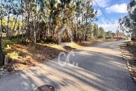 VIEIRA DE LEIRIA---Land with an area of 1240 m2, inserted in the urban agglomeration, in a quiet area of the village, with a use index of 1 ; feasibility of building between 4 and 5 villas. Contact us