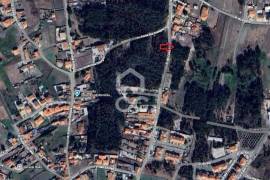 VIEIRA DE LEIRIA---Land with an area of 1240 m2, inserted in the urban agglomeration, in a quiet area of the village, with a use index of 1 ; feasibility of building between 4 and 5 villas. Contact us