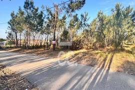 VIEIRA DE LEIRIA---Land with an area of 1240 m2, inserted in the urban agglomeration, in a quiet area of the village, with a use index of 1 ; feasibility of building between 4 and 5 villas. Contact us