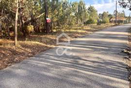 VIEIRA DE LEIRIA---Land with an area of 1240 m2, inserted in the urban agglomeration, in a quiet area of the village, with a use index of 1 ; feasibility of building between 4 and 5 villas. Contact us