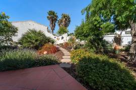 Vilamoura – 3-bedroom villa with basement and private pool