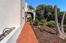 Vilamoura – 3-bedroom villa with basement and private pool