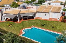 Vilamoura – 3-bedroom villa with basement and private pool